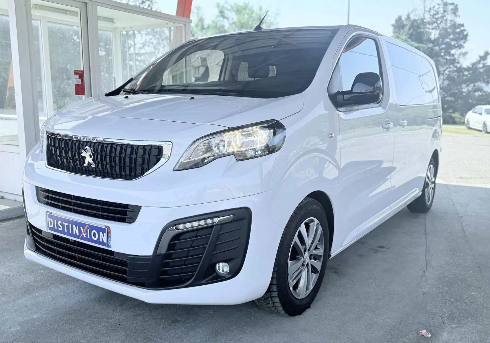 Vue 3/4 avant droit d’un Peugeot Expert cabine approfondie blanc, avec calandre noire et jantes alliage.