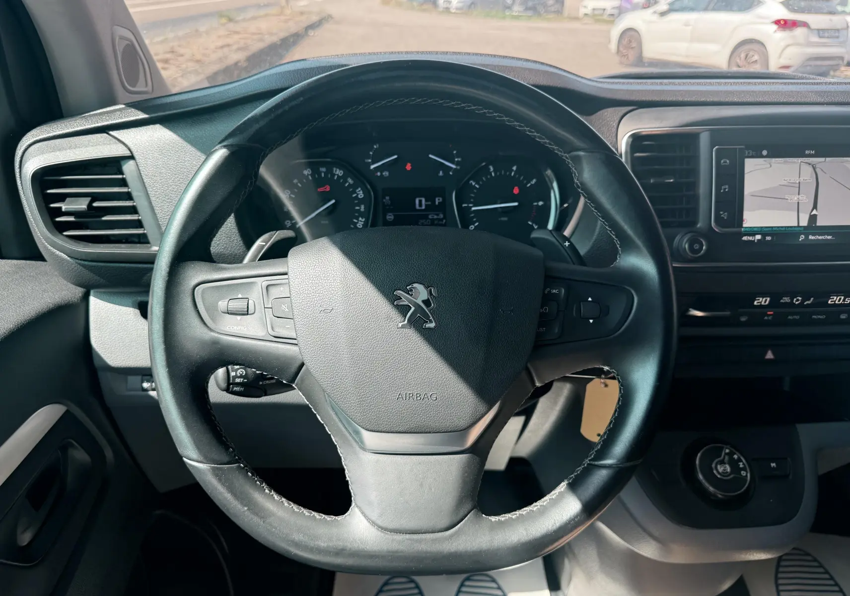 Vue intérieure centrée sur le volant noir de la Peugeot Expert cabine approfondie avec tableau de bord et écran tactile.