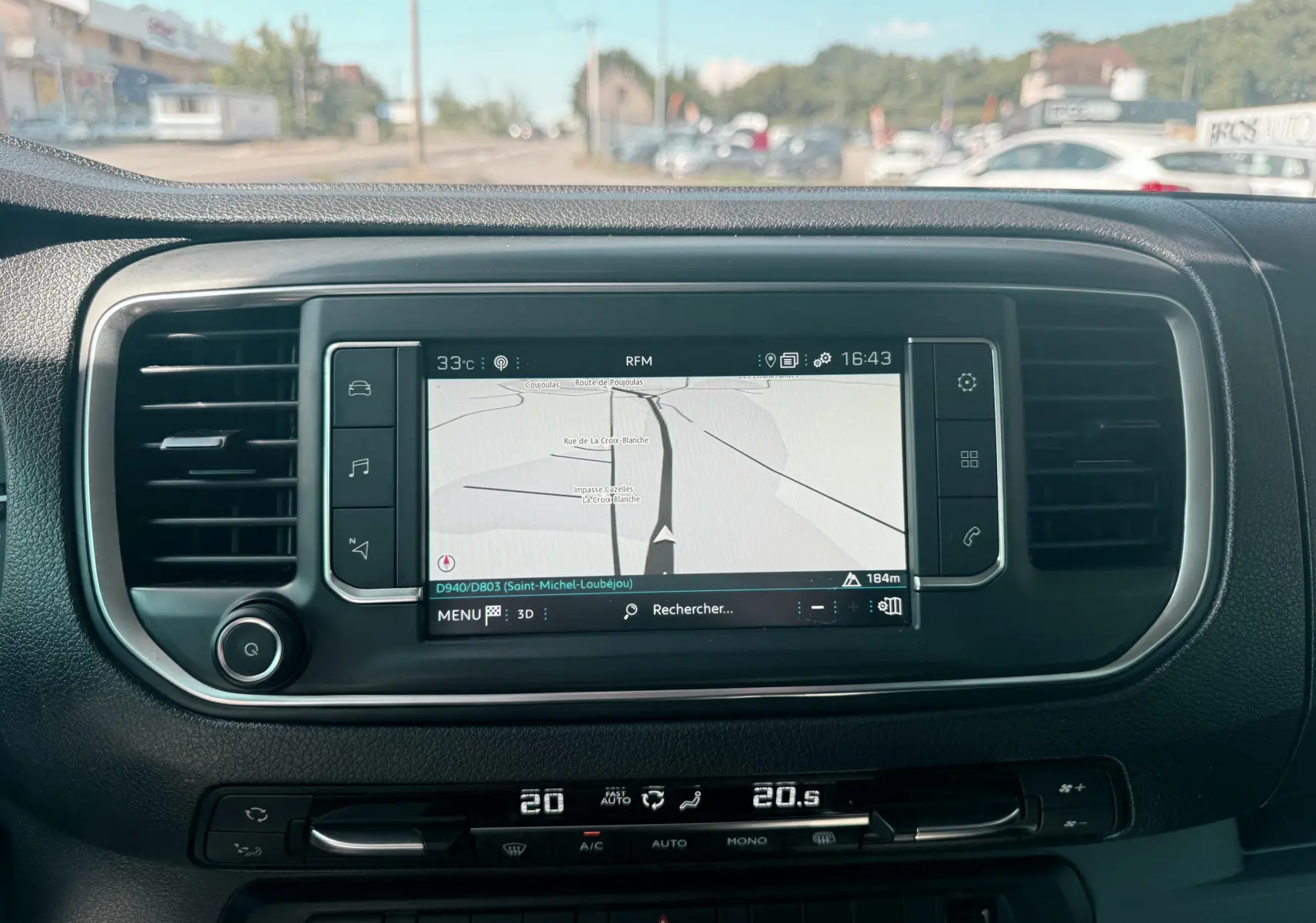 Vue rapprochée de l’écran tactile central avec navigation et commandes de climatisation du Peugeot Expert cabine approfondie blanc.