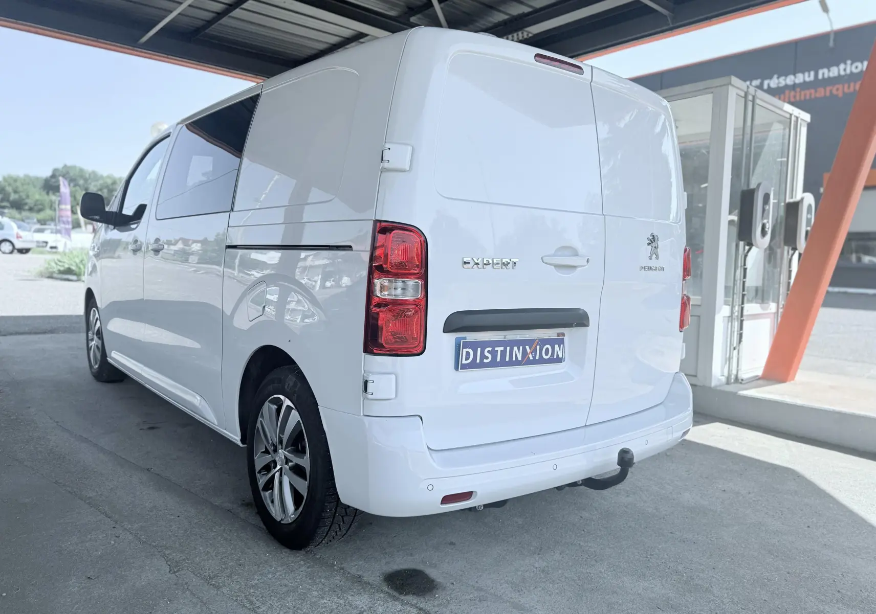 Vue 3/4 arrière droite d’un Peugeot Expert cabine approfondie blanc, avec hayon fermé et attelage visible.