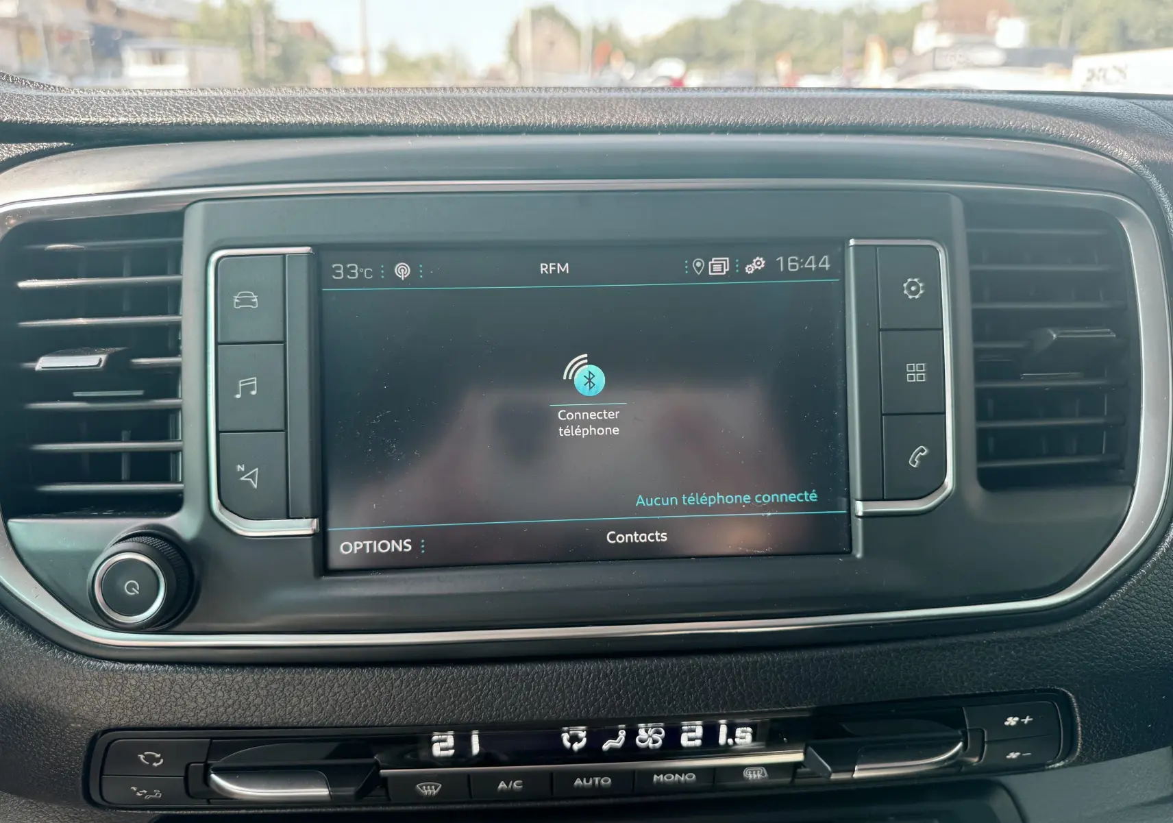 Vue rapprochée de l’écran tactile central et des commandes de climatisation du Peugeot Expert cabine approfondie blanc.