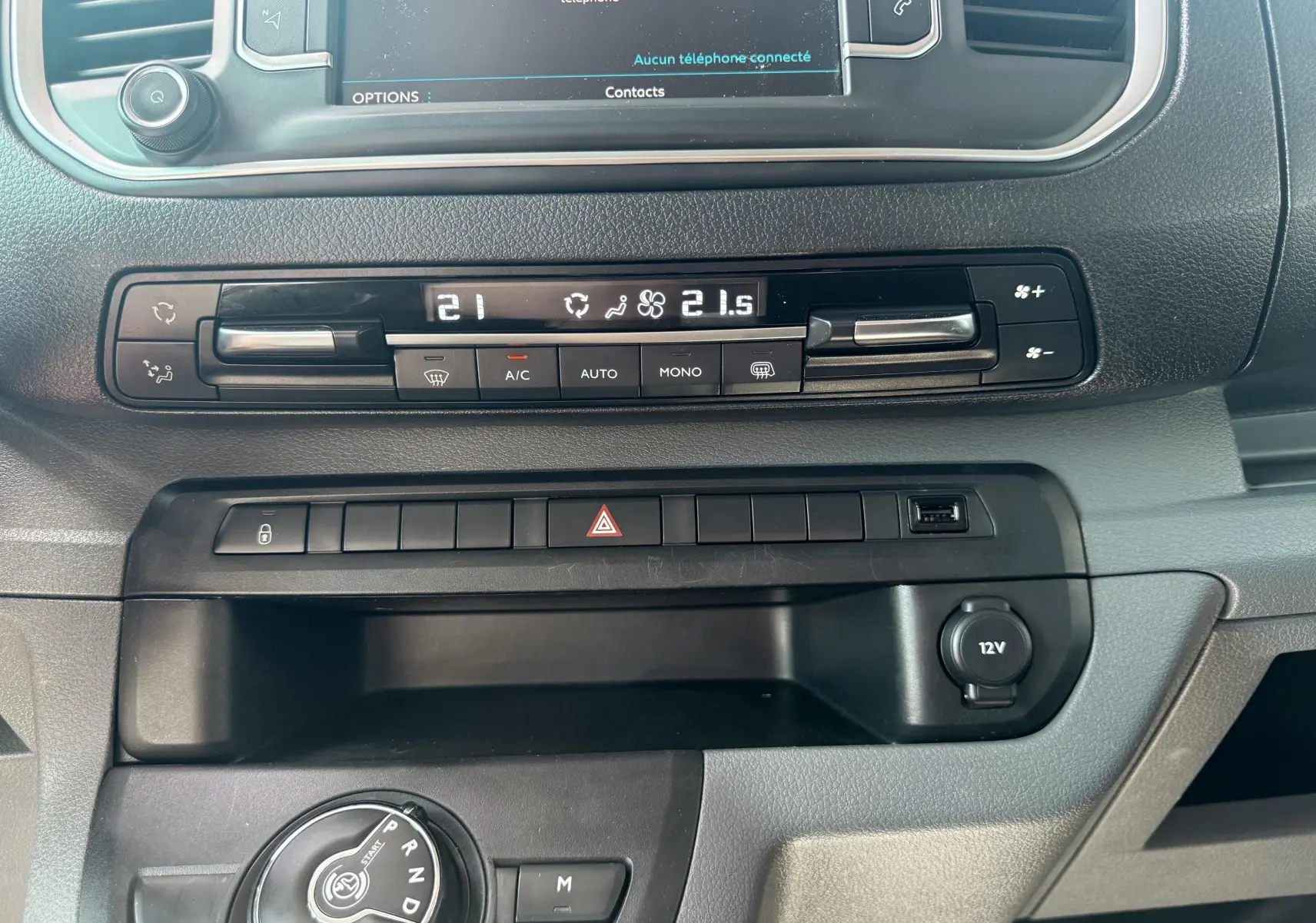Vue rapprochée du tableau de bord du Peugeot Expert cabine approfondie 2022, mettant en valeur la climatisation digitale et la commande de boîte automatique.