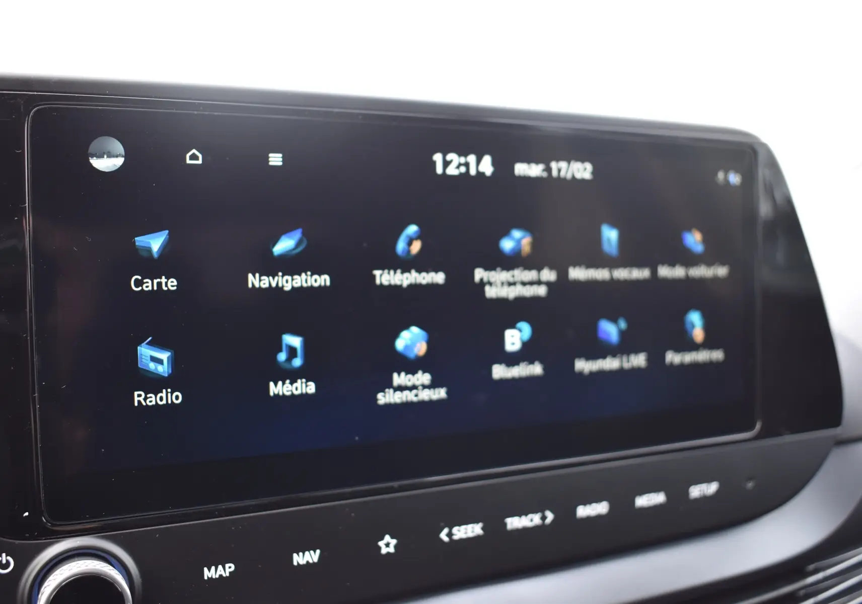 Écran tactile central affichant le système de navigation et multimédia de la Hyundai i20 2025.