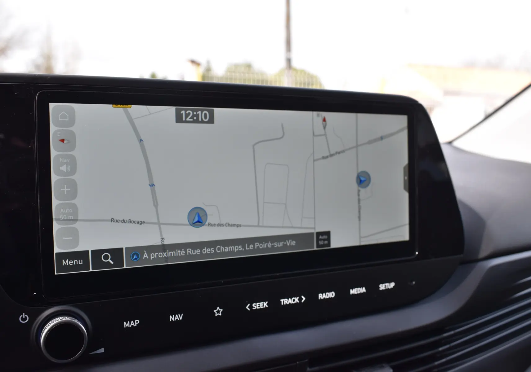 Écran tactile de navigation 10,25 pouces dans l’habitacle d’une Hyundai i20 1.2 79 Intuitive 2025.