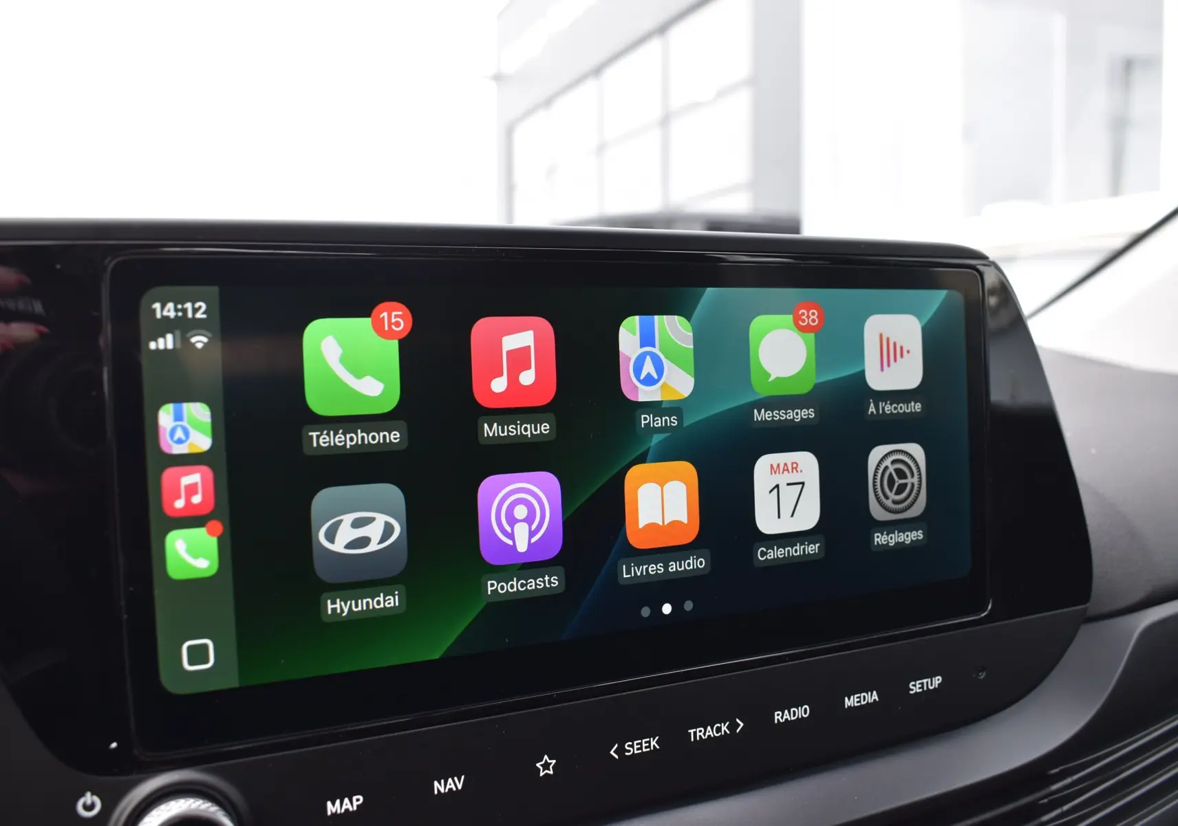 Écran tactile multimédia de la Hyundai i20 1.2 79 Intuitive 2025, vue rapprochée du tableau de bord intérieur.