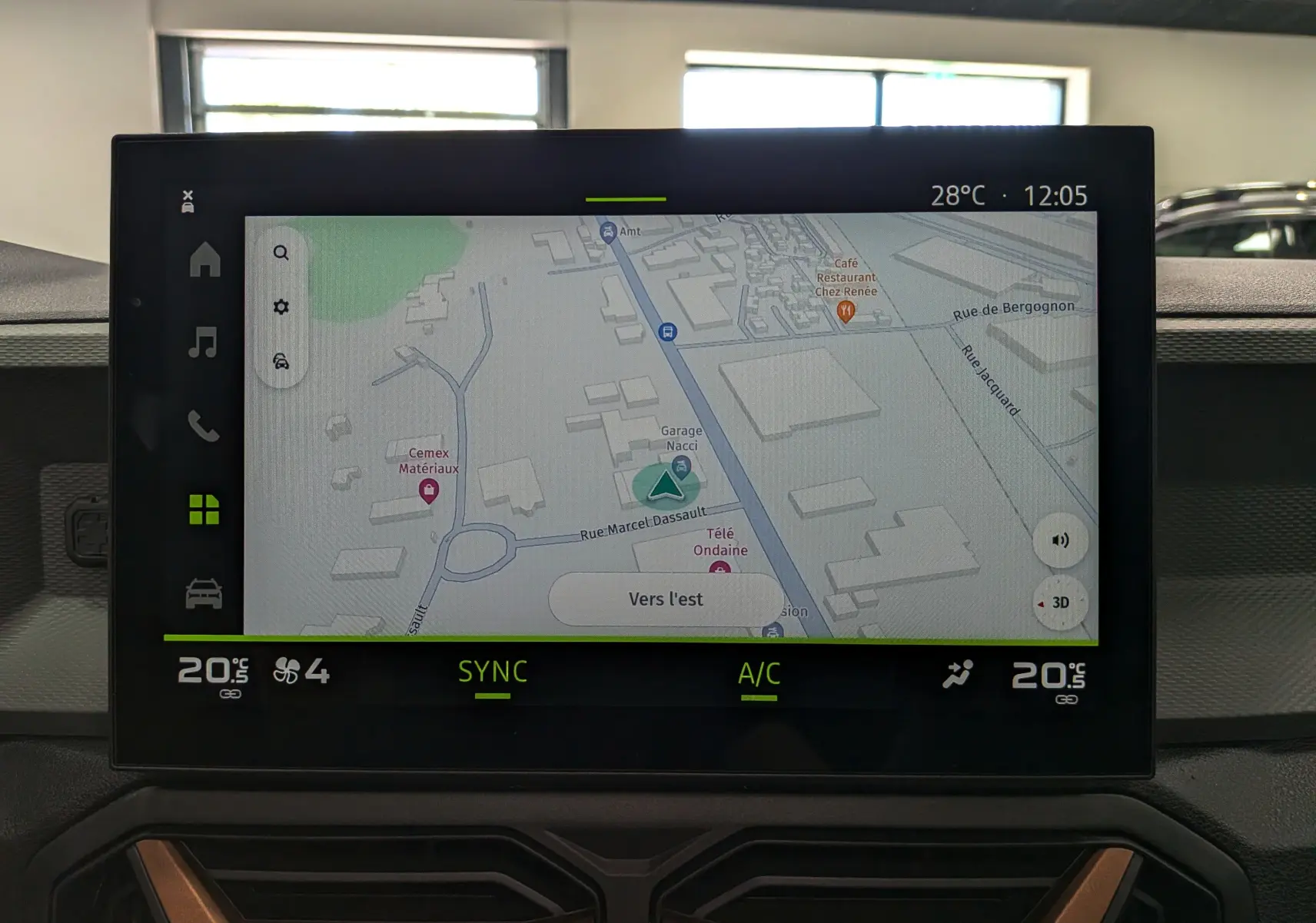 Écran tactile central du tableau de bord du Dacia Bigster 2026 affichant la navigation et la climatisation en mode synchronisé.