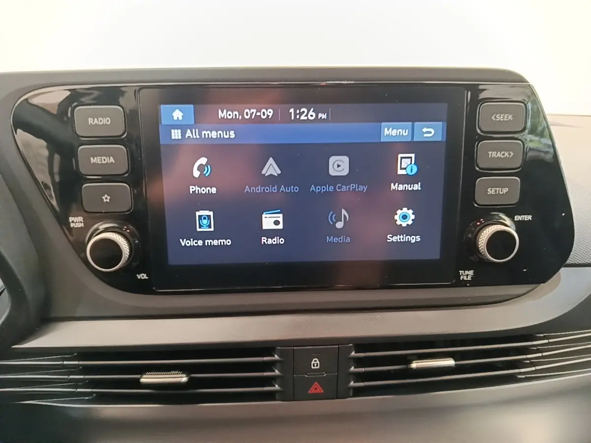 Écran tactile central du tableau de bord Hyundai Bayon 2024 affichant les options Android Auto et Apple CarPlay.