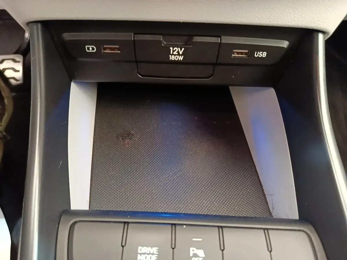 Vue rapprochée de la console centrale noire du Hyundai Bayon 2024, avec ports USB et prise 12V visibles.