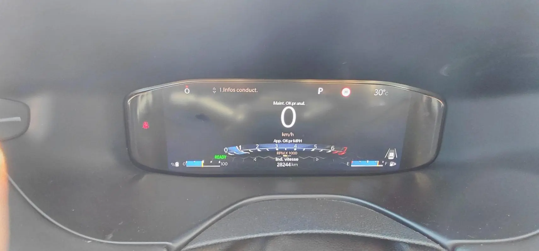 Affichage numérique du tableau de bord du Jeep Compass 2025, montrant la vitesse à 0 km/h et température à 30°C.