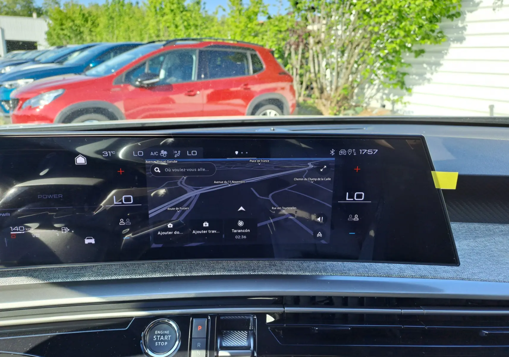 Vue intérieure du tableau de bord du Peugeot 3008 hybride 2024 avec écran tactile de navigation et commandes digitales.