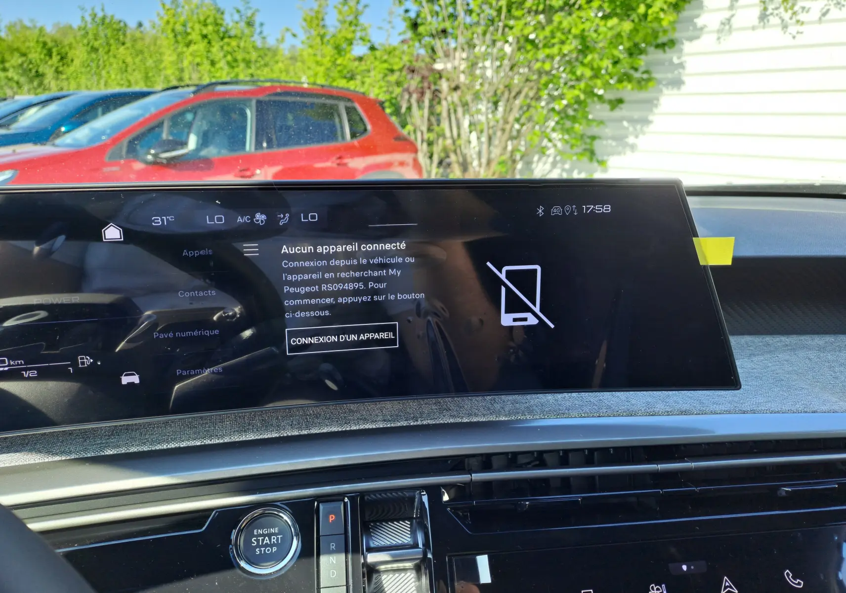 Vue intérieure du tableau de bord du Peugeot 3008 gris Artense 2024, écran tactile affichant la connexion d'appareil mobile.