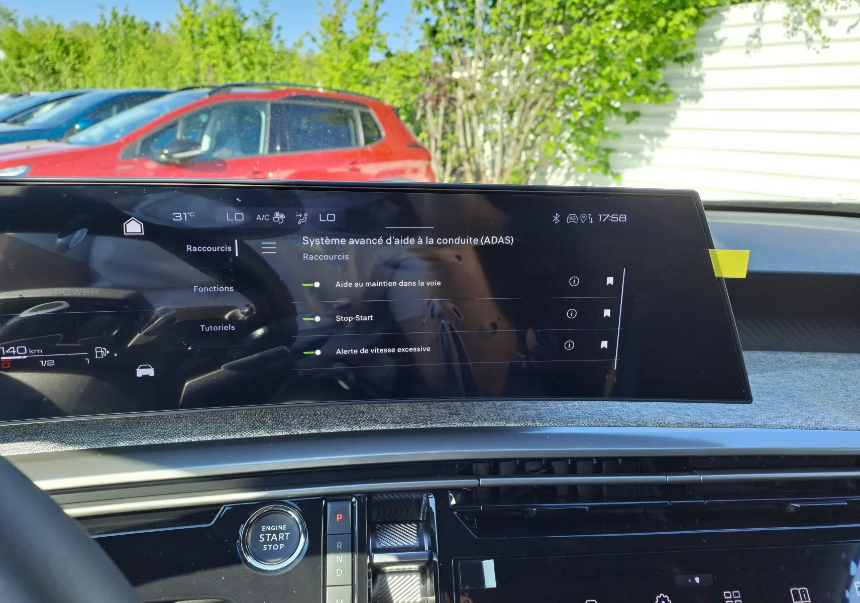 Vue intérieure du tableau de bord du Peugeot 3008 gris Artense 2024, écran tactile affichant les aides à la conduite.