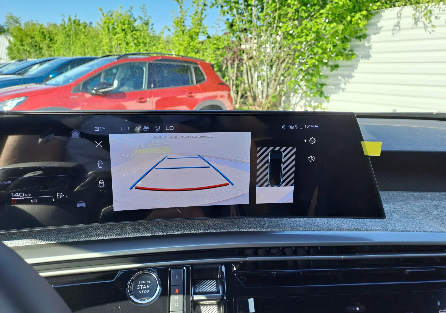 Écran central du Peugeot 3008 gris Artense montrant la caméra de recul et l'affichage 360° en intérieur lumineux.