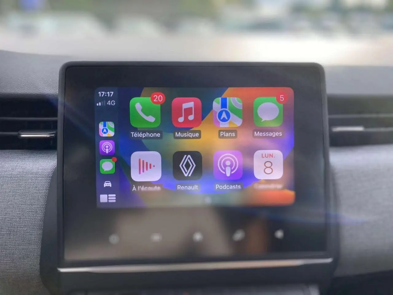 Écran tactile 7 pouces du système Easy Link affichant les applications Apple CarPlay dans une Renault Clio 2025.