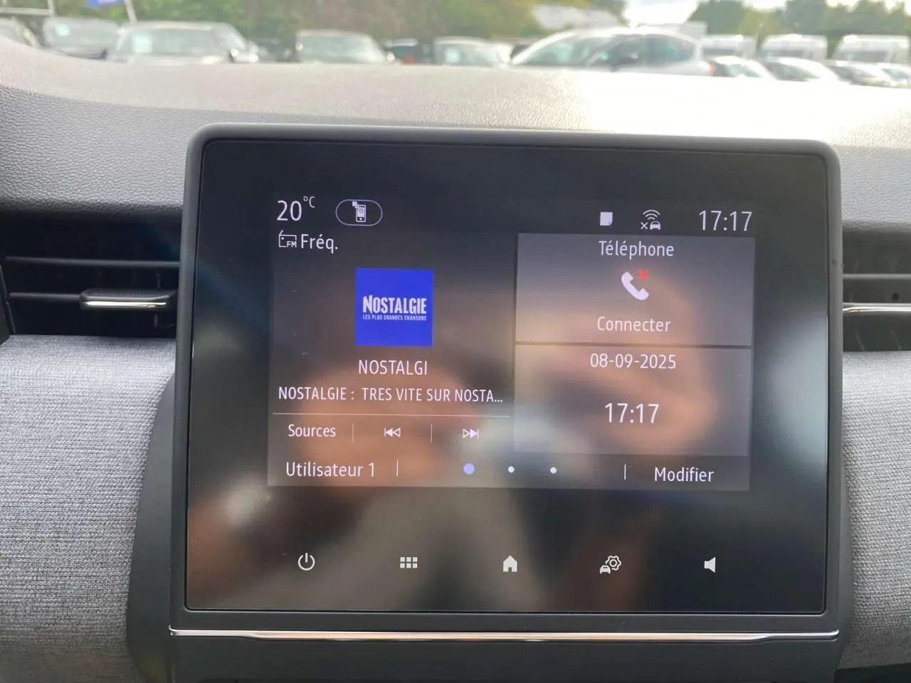 Écran tactile 7 pouces Easy Link affichant radio et téléphone dans Renault Clio Evolution 2025.