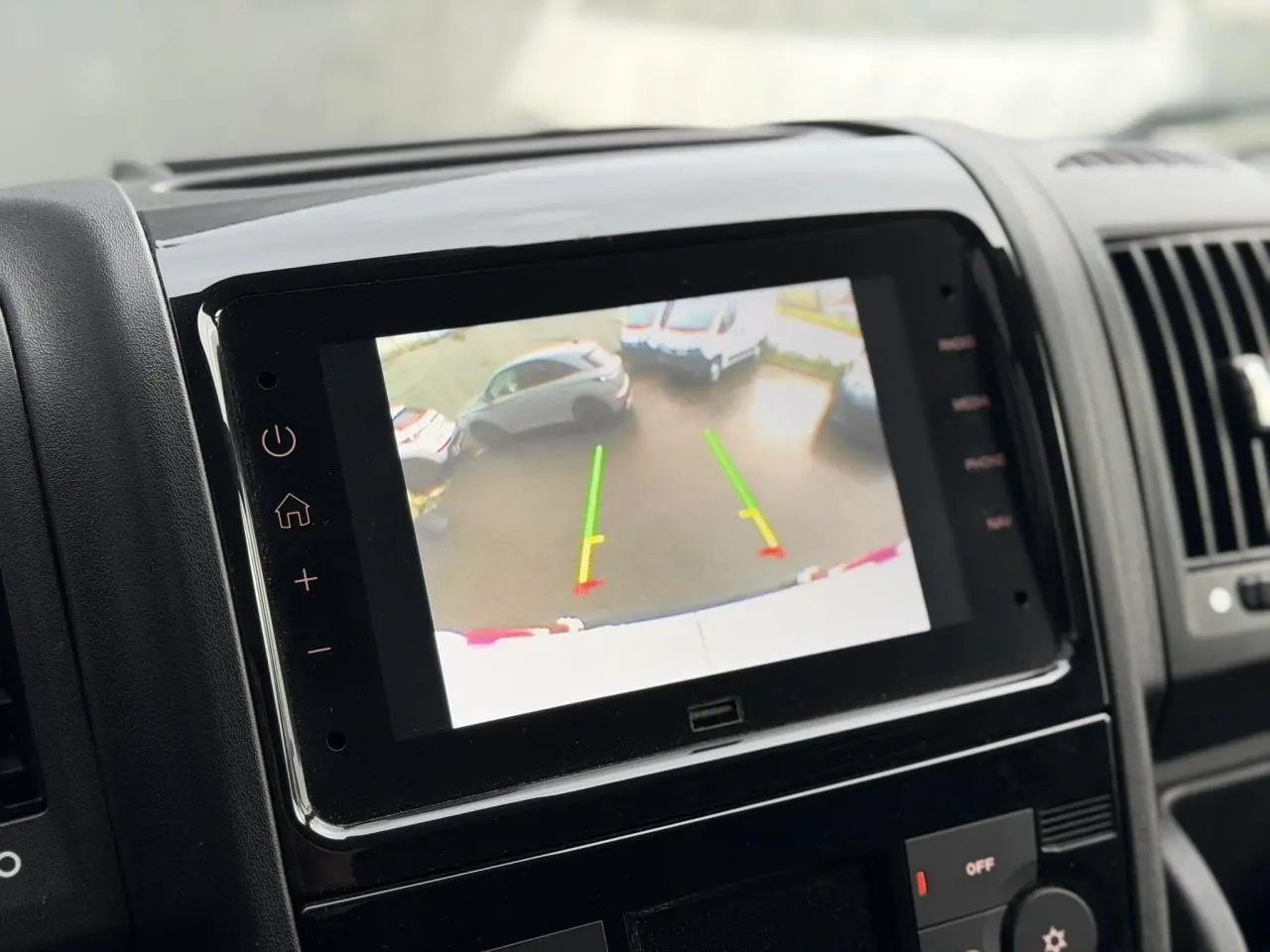 Écran tactile du système multimédia montrant la caméra de recul dans l’habitacle du fourgon Opel Movano blanc.