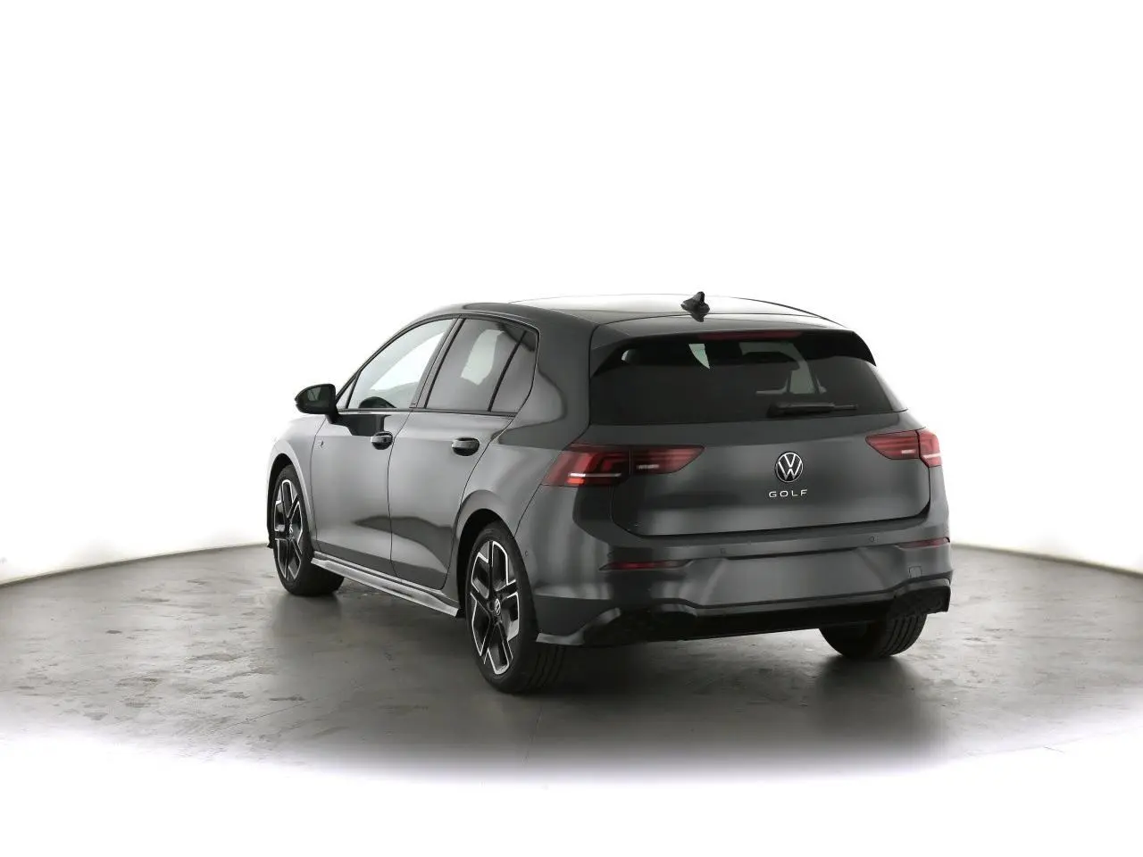 Vue 3/4 arrière droit d'une Volkswagen Golf VIII gris dauphin avec jantes alliage 18 pouces et toit ouvrant panoramique.