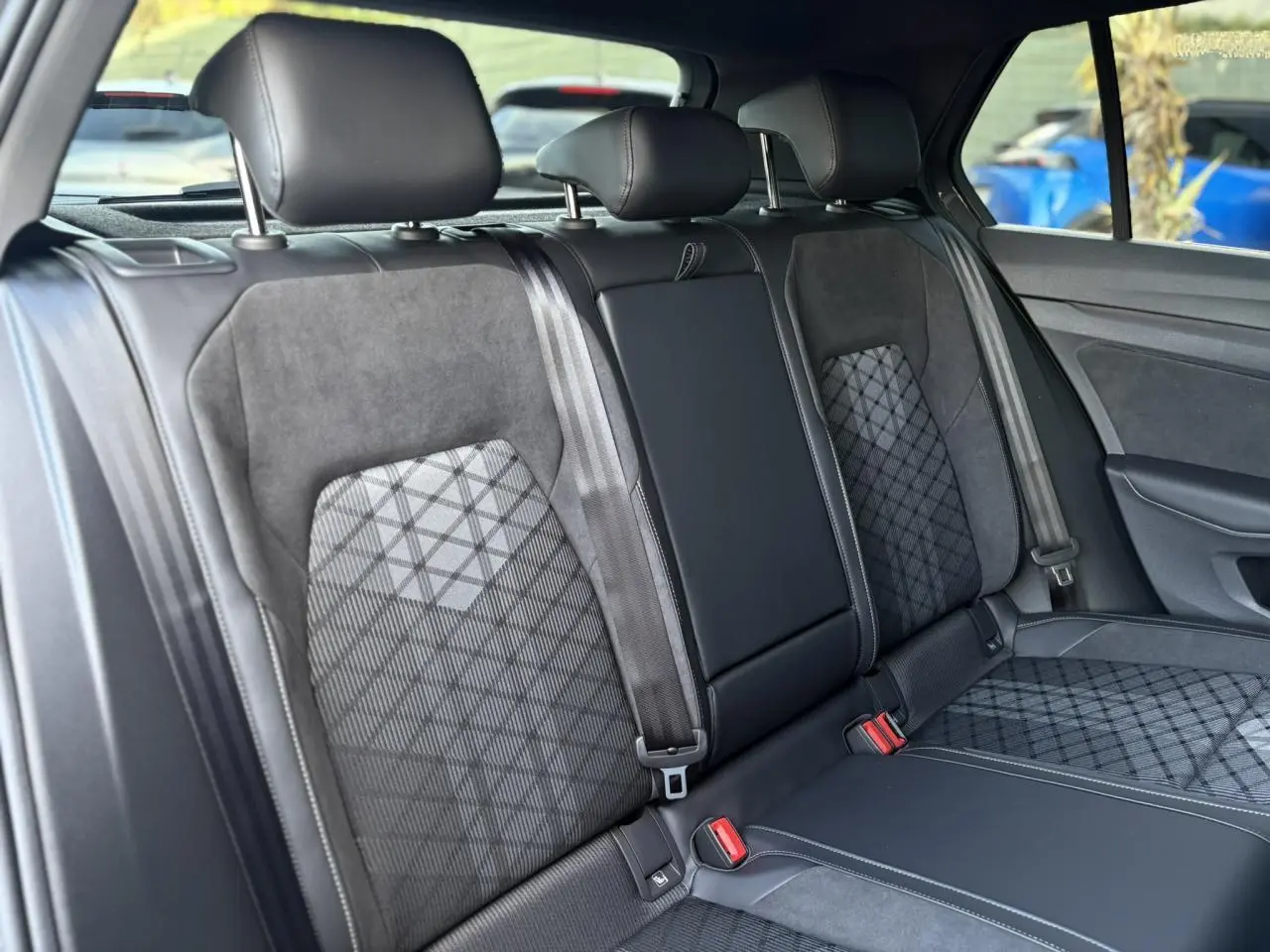 Vue intérieure des sièges arrière en tissu et cuir noir avec motifs géométriques de la Volkswagen Golf VIII R-Line.