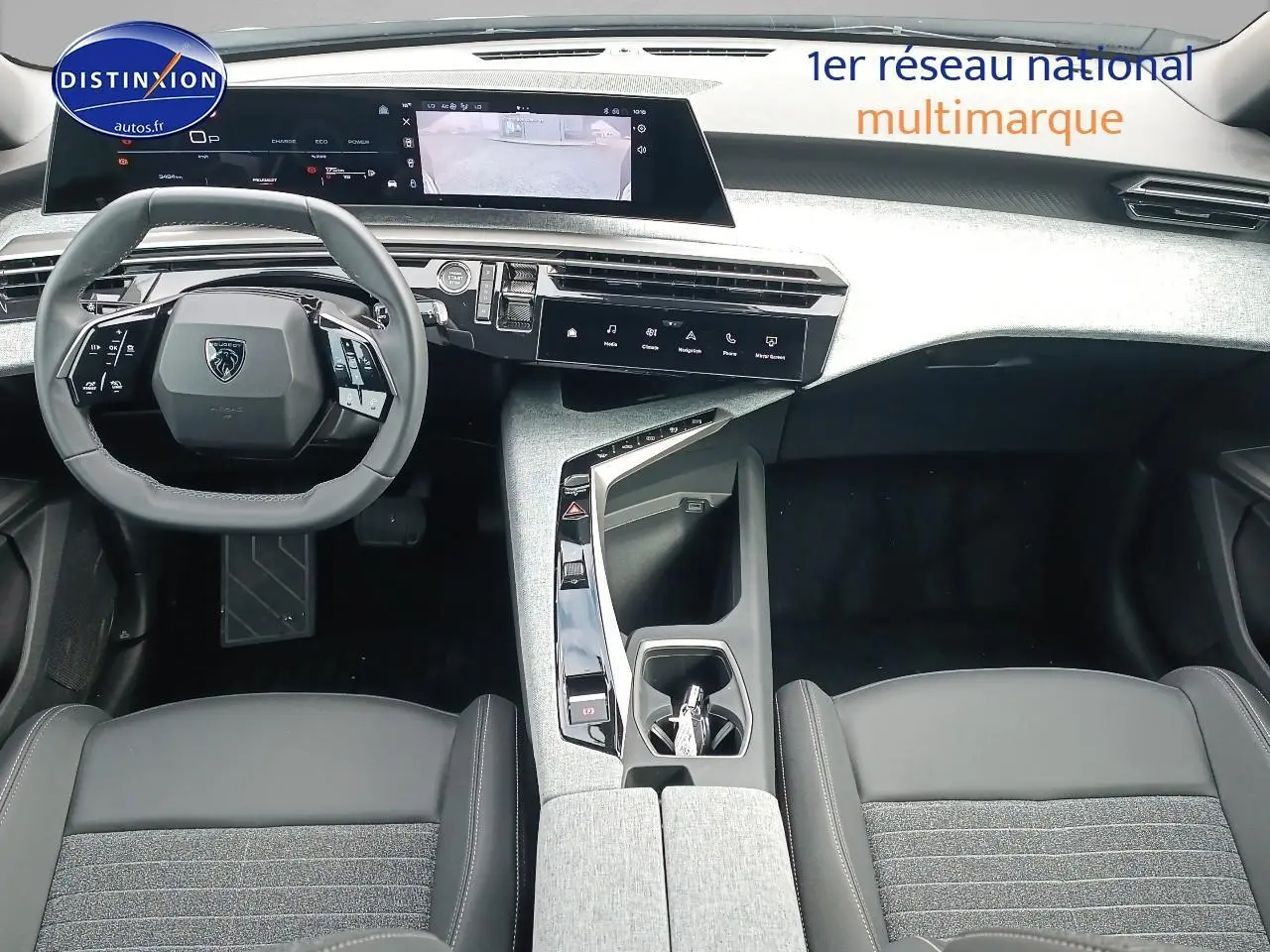 Vue intérieure avant du Peugeot 3008 2025 gris artense, avec volant multifonction, écran tactile et console centrale moderne.