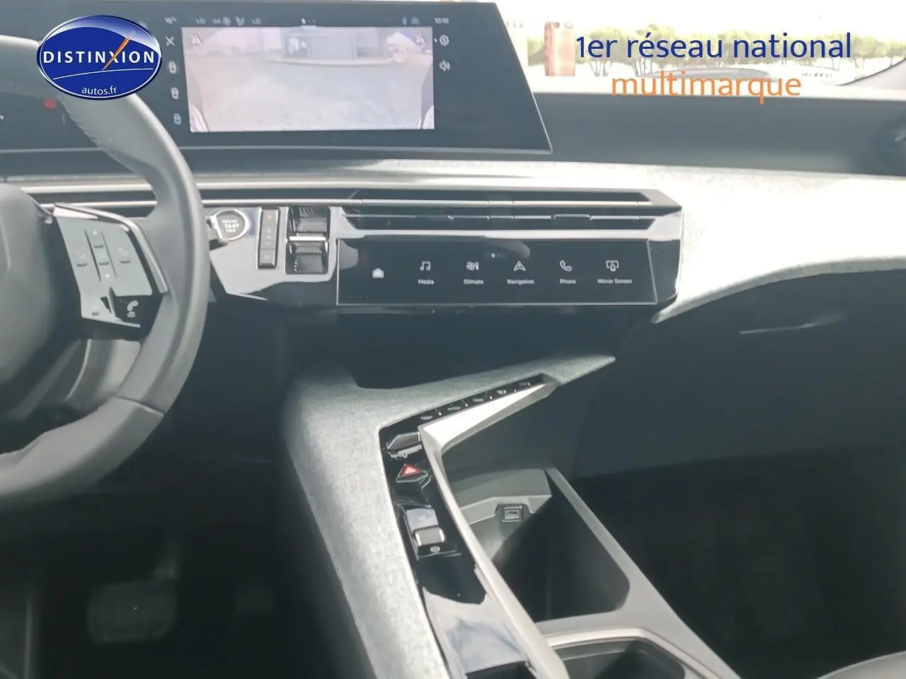 Vue intérieure du tableau de bord et console centrale du Peugeot 3008 1.2 hybrid 145 allure gris artense avec écran tactile et volant multifonction.