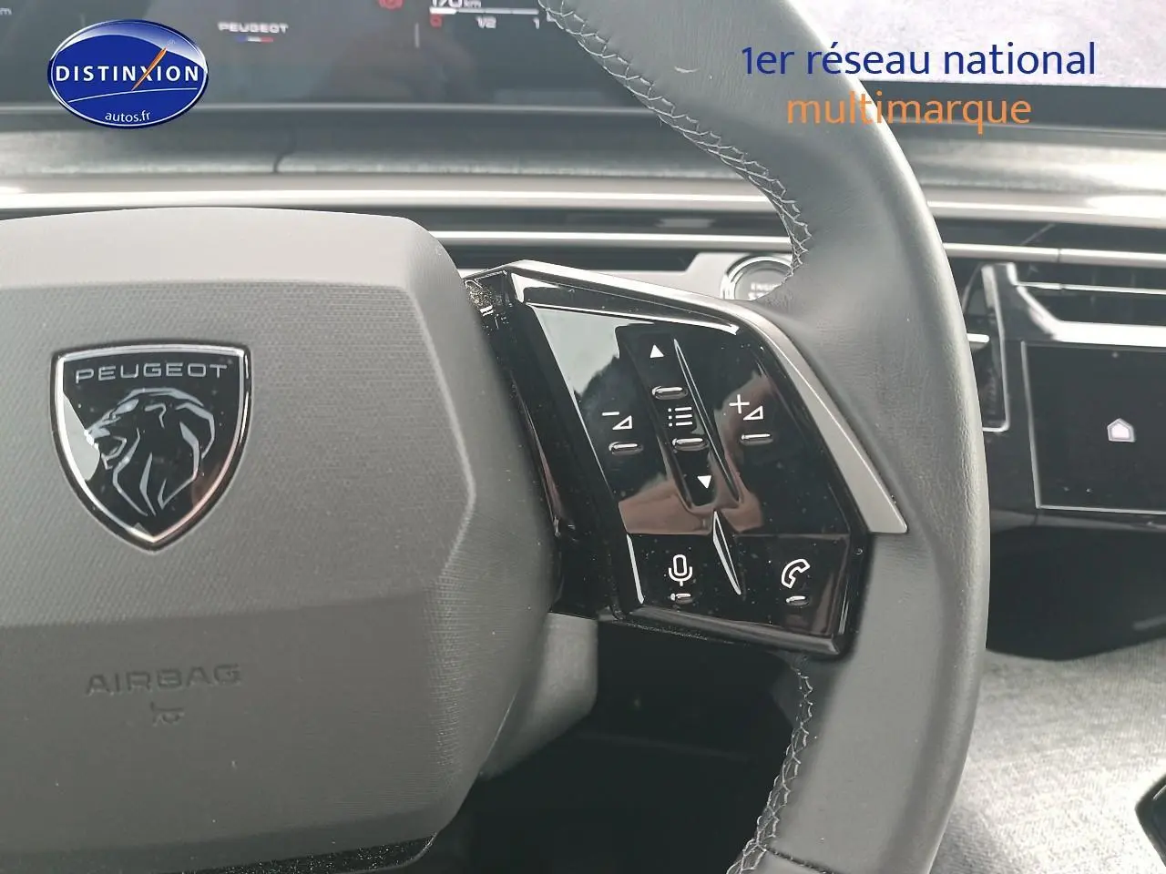 Gros plan sur le volant cuir multifonction d’un Peugeot 3008 2025, avec commandes vocales et téléphone intégrées.