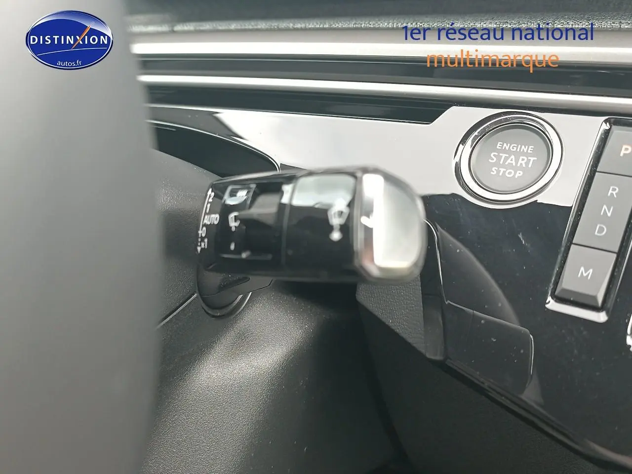 Gros plan sur la commande d’essuie-glace et le bouton start/stop du tableau de bord du Peugeot 3008 gris Artense.