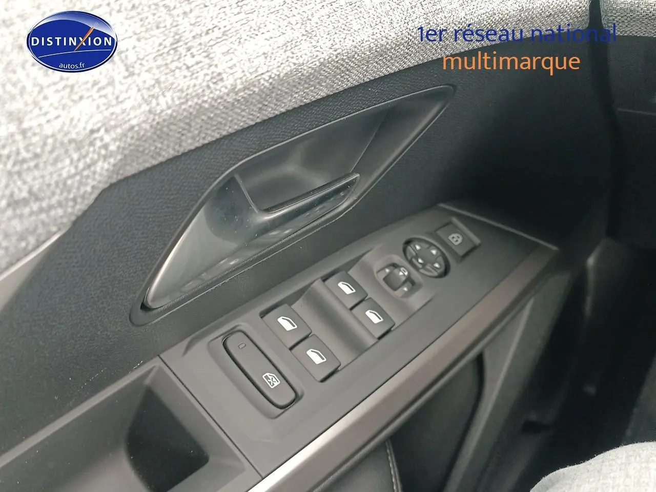 Détail de la porte côté conducteur du Peugeot 3008 gris Artense, montrant les commandes des vitres et du rétroviseur.