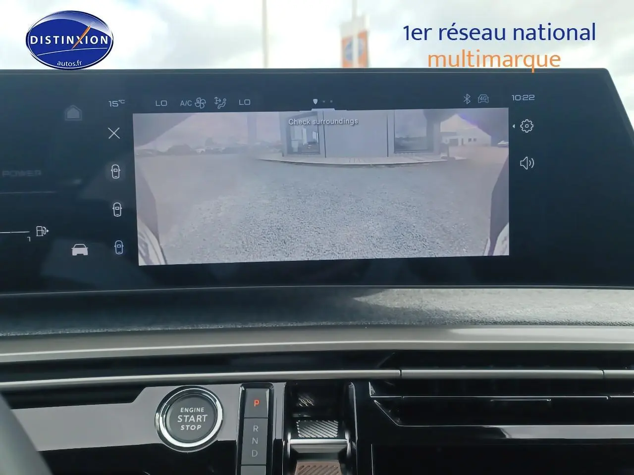 Vue intérieure centrée sur l'écran tactile affichant la caméra de recul du Peugeot 3008 gris Artense, version 2025.