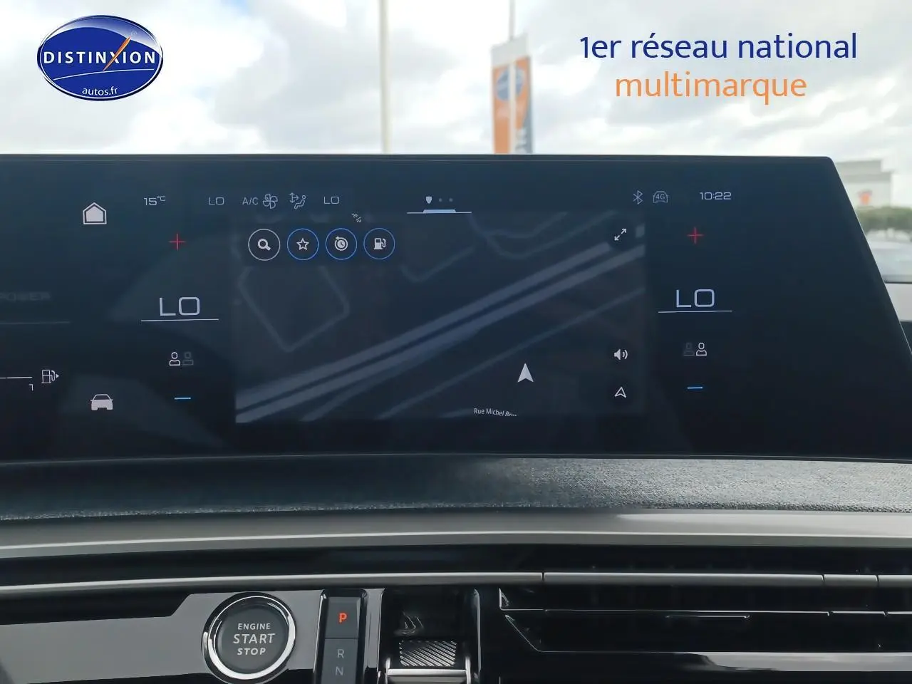 Écran tactile central du tableau de bord du Peugeot 3008 gris Artense, affichant la navigation et commandes clim.