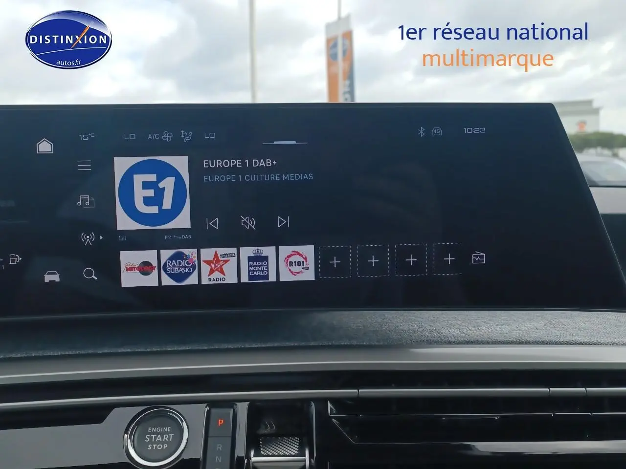 Vue intérieure centrée sur l'écran tactile et la console du Peugeot 3008 gris Artense, version 2025 hybride.