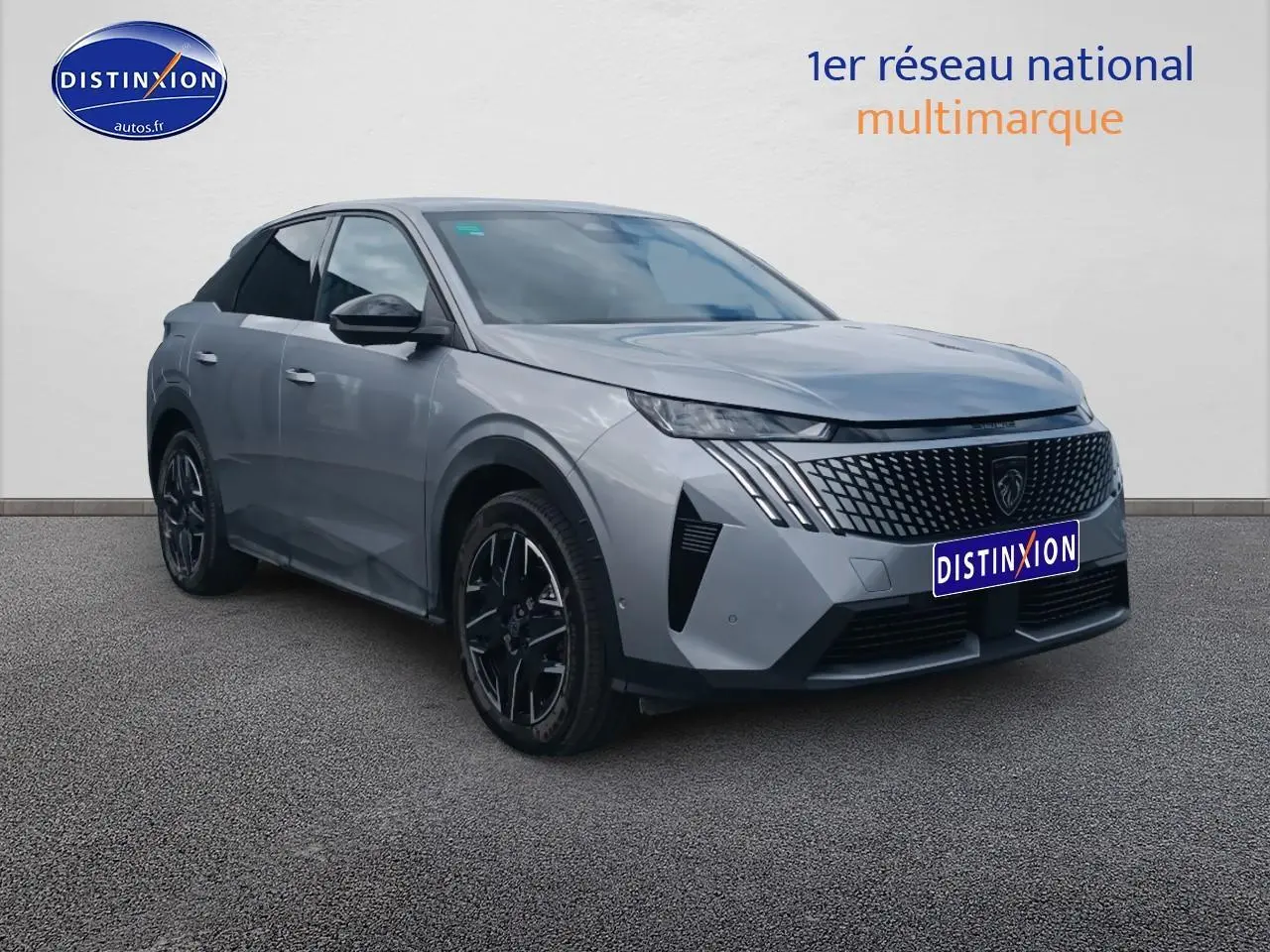 Peugeot 3008 gris Artense en 3/4 avant droit, mettant en valeur sa calandre distinctive et ses jantes alu noires.