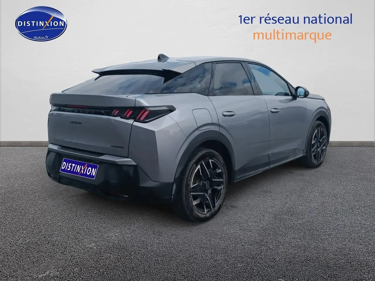 Peugeot 3008 gris artense en 3/4 arrière droit, avec feux arrière LED et jantes alliage noires.