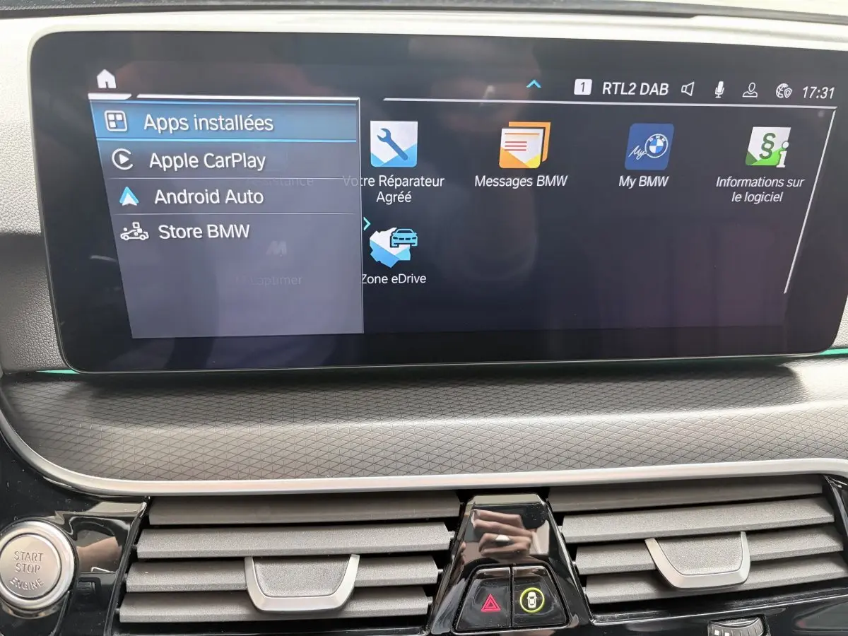 Écran tactile central de la BMW Série 5 Touring 530e 2023 affichant les applications Apple CarPlay et Android Auto.