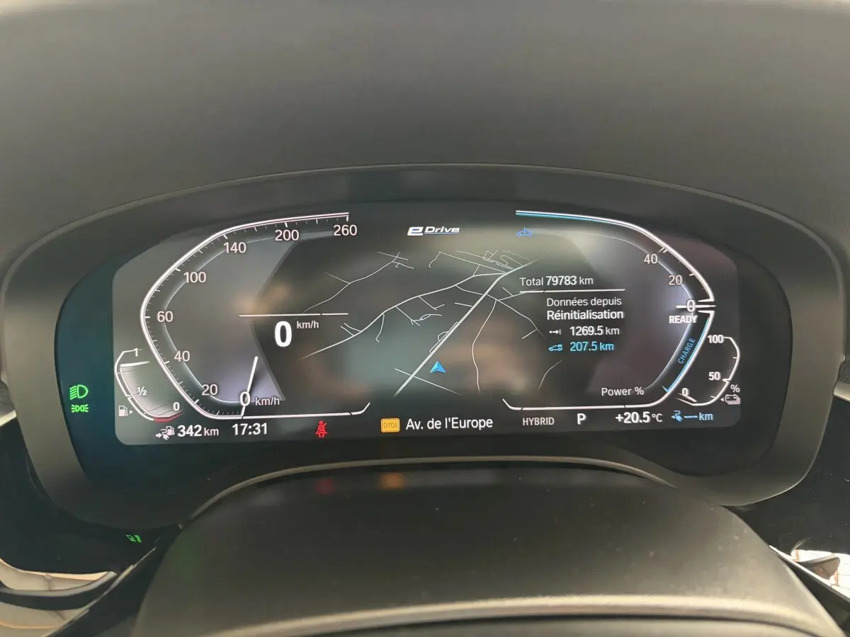 Tableau de bord numérique de BMW Série 5 Touring 530e, affichage 12,3 pouces avec navigation et données hybrides.