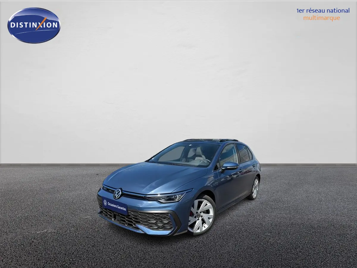 Vue 3/4 avant droite d'une Volkswagen Golf 1.5 eHybrid 272 DSG6 bleue métallisée avec jantes alliage 17 pouces.
