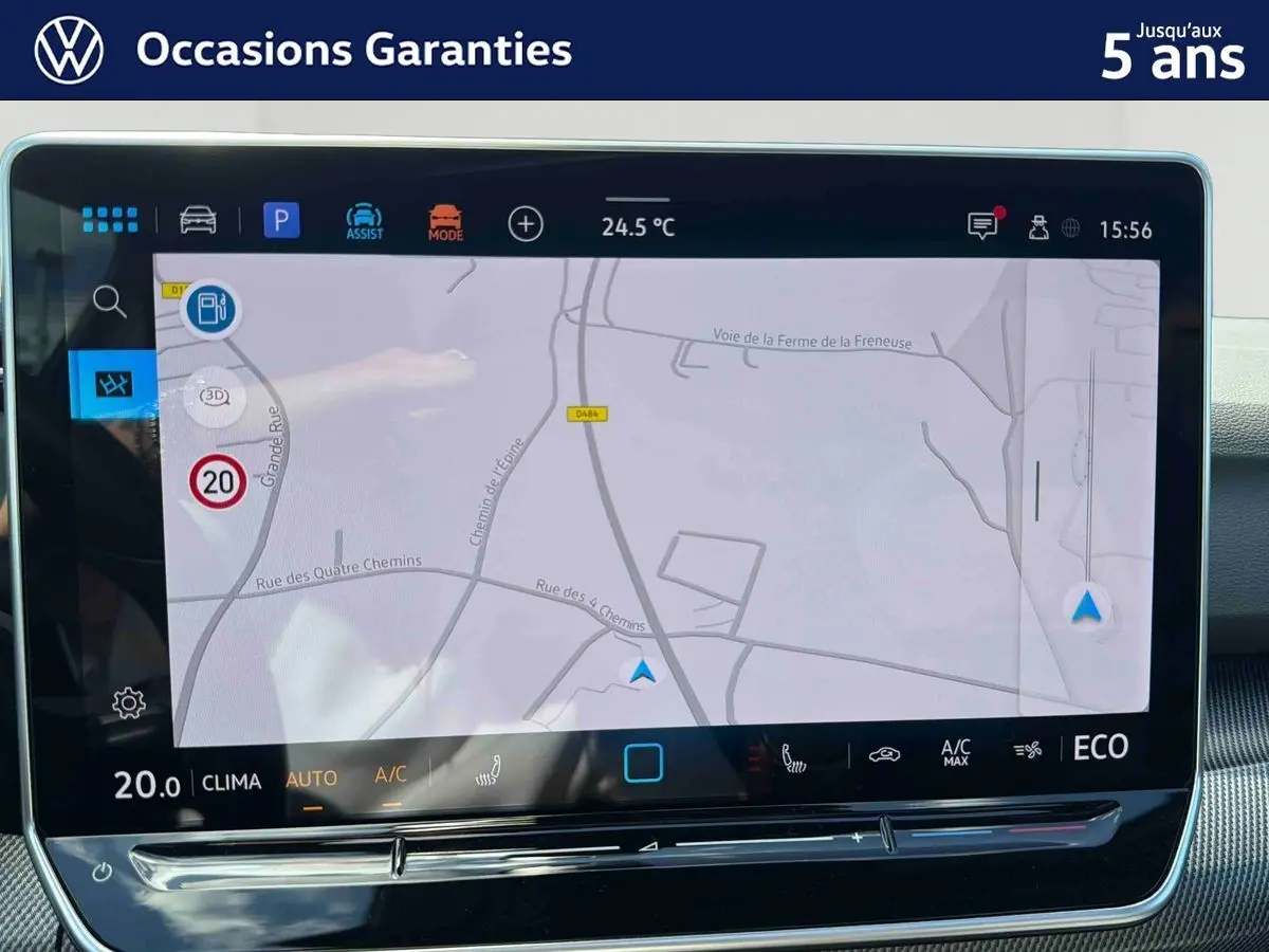 Écran tactile central de navigation de la Volkswagen Golf 1.5 eHybrid 2025, affichage carte et commandes climatisation.