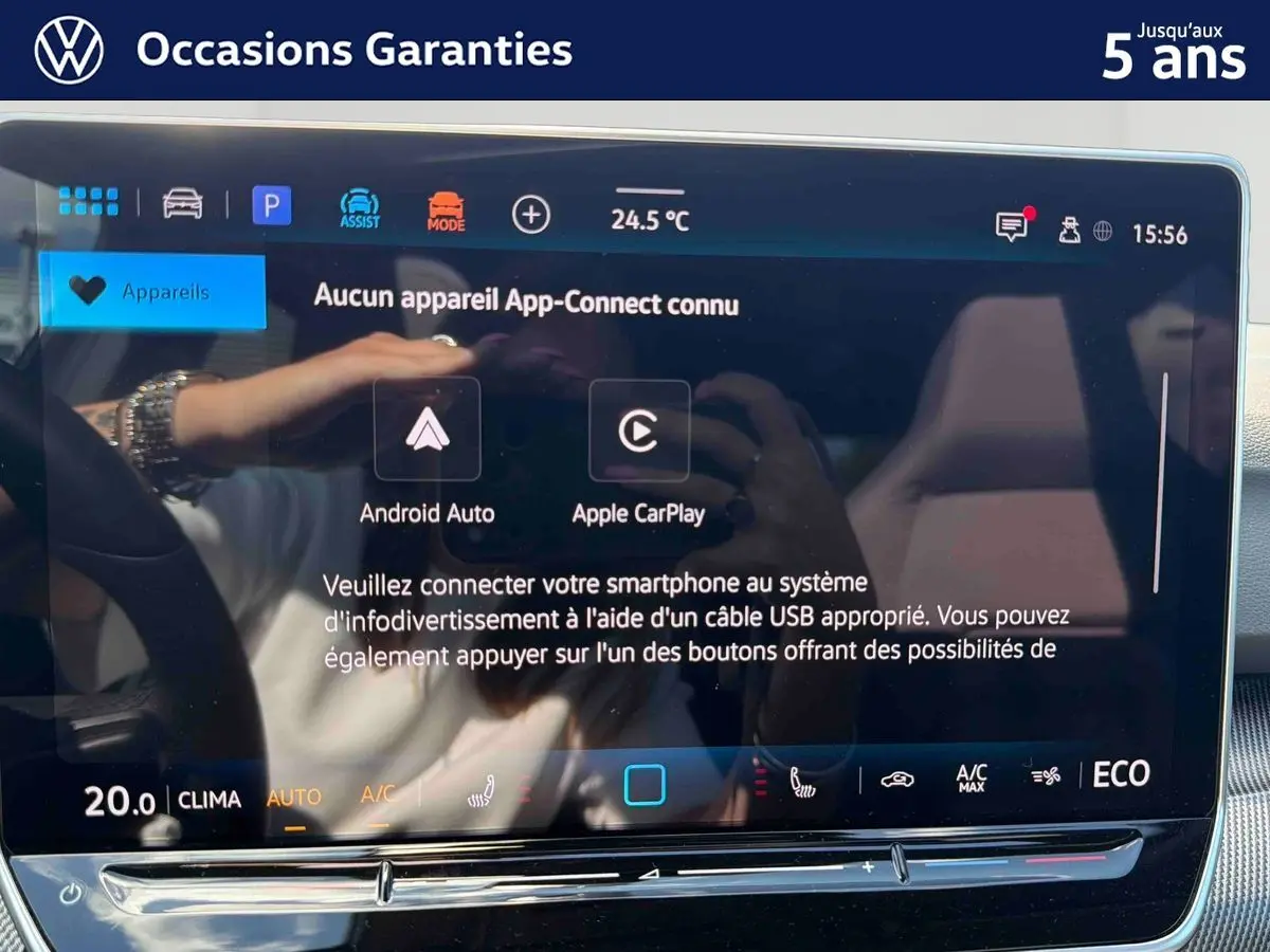 Écran tactile central de la Volkswagen Golf 1.5 eHybrid 2025 affichant les options Android Auto et Apple CarPlay, intérieur moderne.