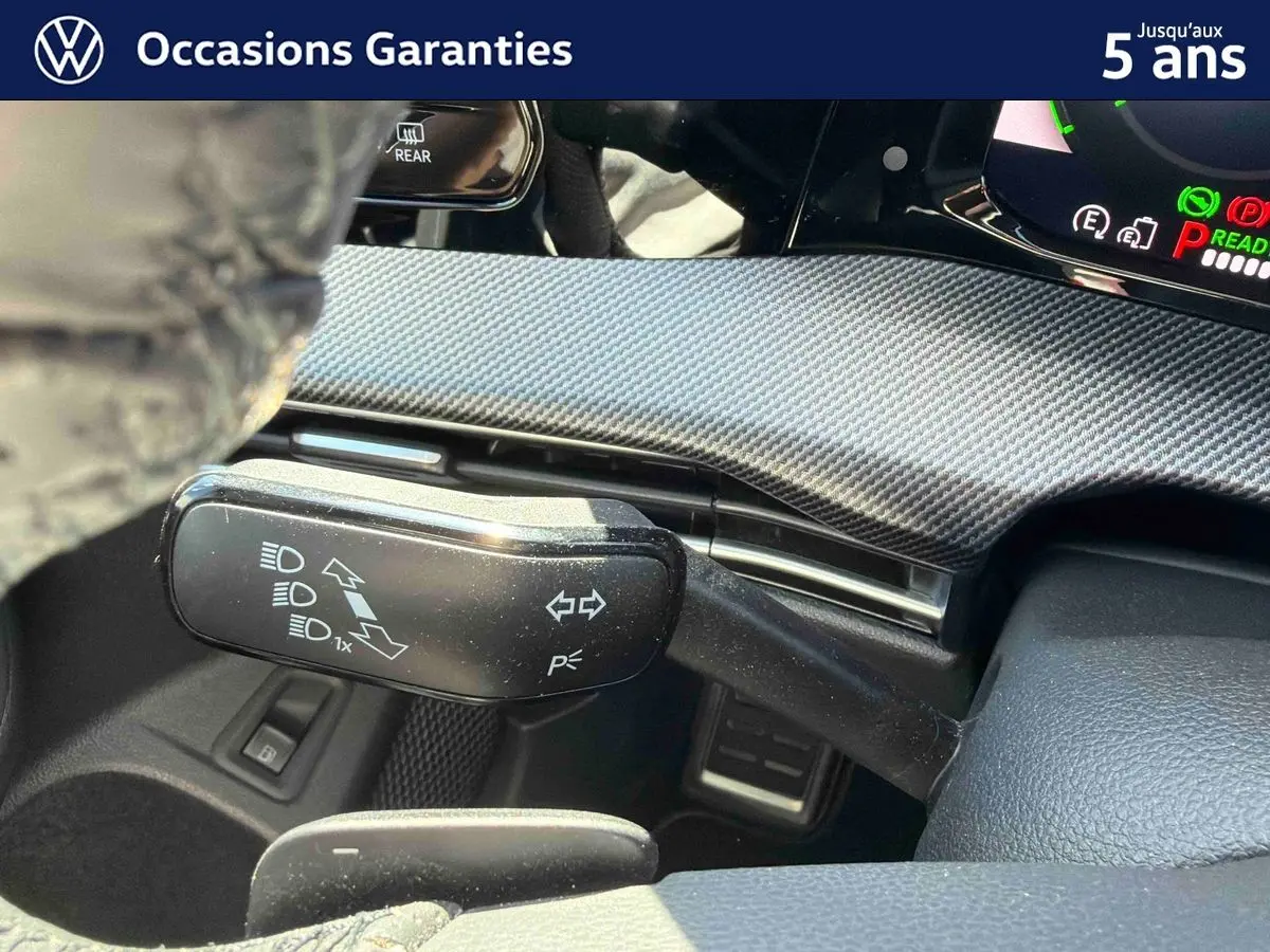 Détail du commodo gauche avec commandes d’éclairage et volant cuir sport dans une Volkswagen Golf 1.5 eHybrid 2025.
