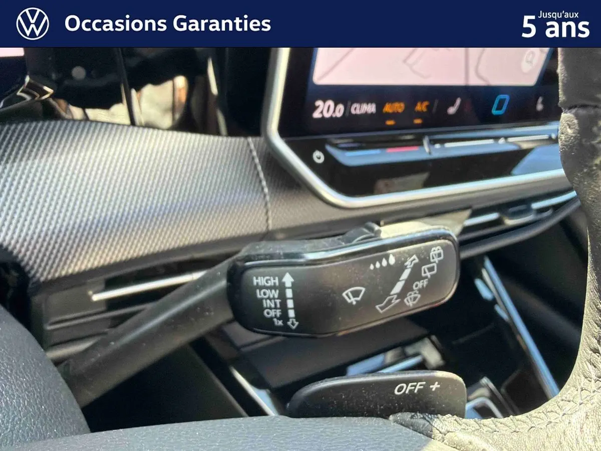 Gros plan sur la commande d’essuie-glace à gauche du volant dans l’habitacle d’une Volkswagen Golf bleue 2025.