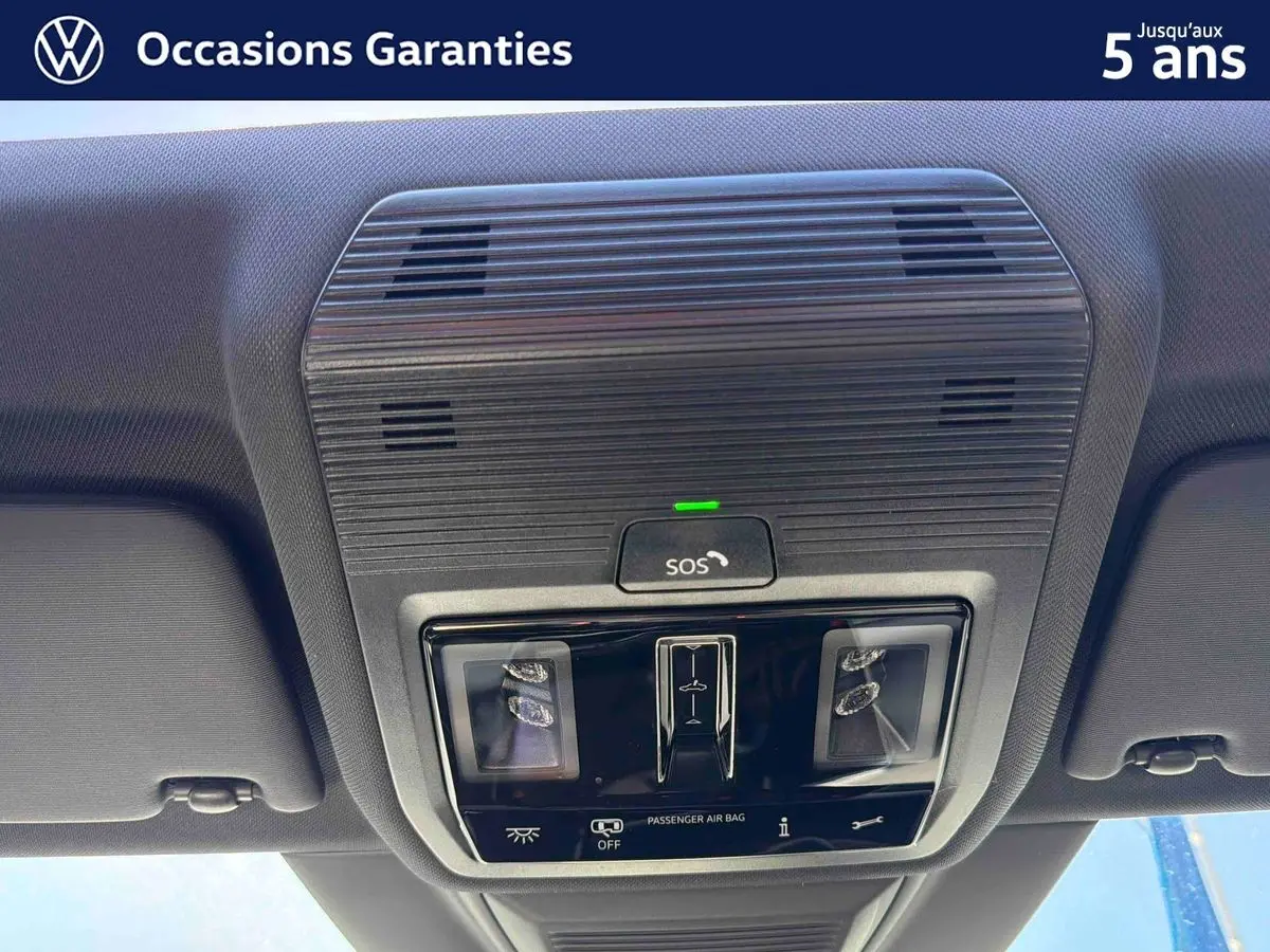 Vue intérieure en gros plan du plafonnier avec éclairage et bouton SOS de la Volkswagen Golf 1.5 eHybrid 2025.