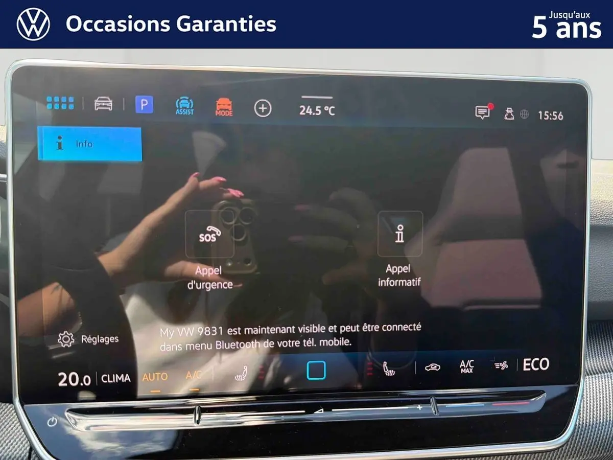Image intérieure montrant l'écran tactile central du tableau de bord d'une Volkswagen Golf eHybrid 2025.