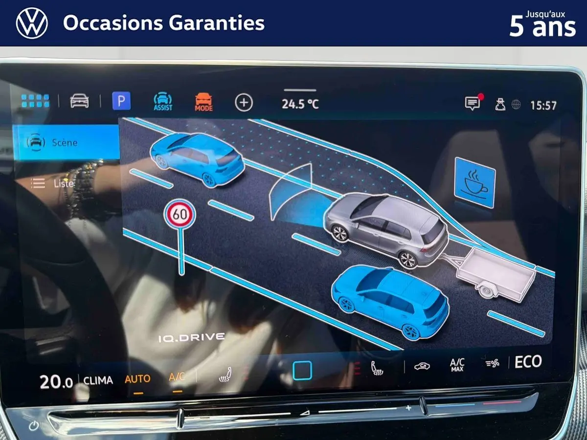Écran tactile de la Volkswagen Golf 1.5 eHybrid 2025 montrant l'assistance à la conduite avec remorque et véhicules détectés.