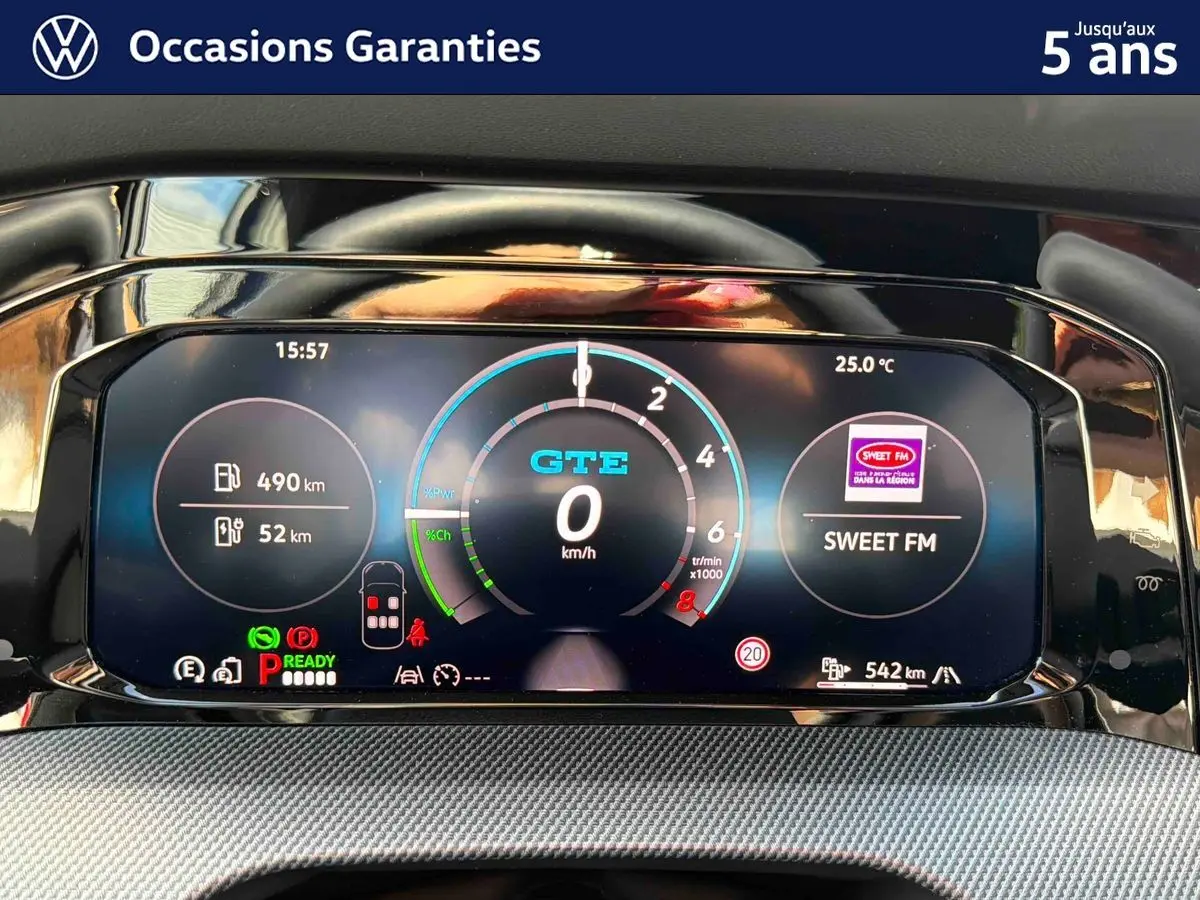 Affichage numérique du tableau de bord Volkswagen Golf 1.5 eHybrid 272 DSG6 avec indication GTE et vitesse à 0 km/h.