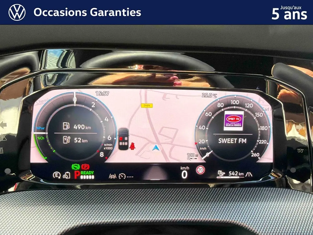 Affichage numérique du tableau de bord de la Volkswagen Golf 1.5 eHybrid 272 DSG6, avec navigation et radio Sweet FM.