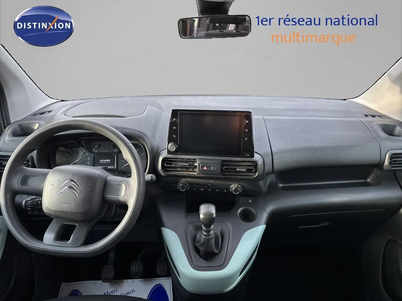 Tableau de bord et volant du Citroën Berlingo Multispace 2019 en vue frontale, avec écran tactile et levier de vitesse manuel.
