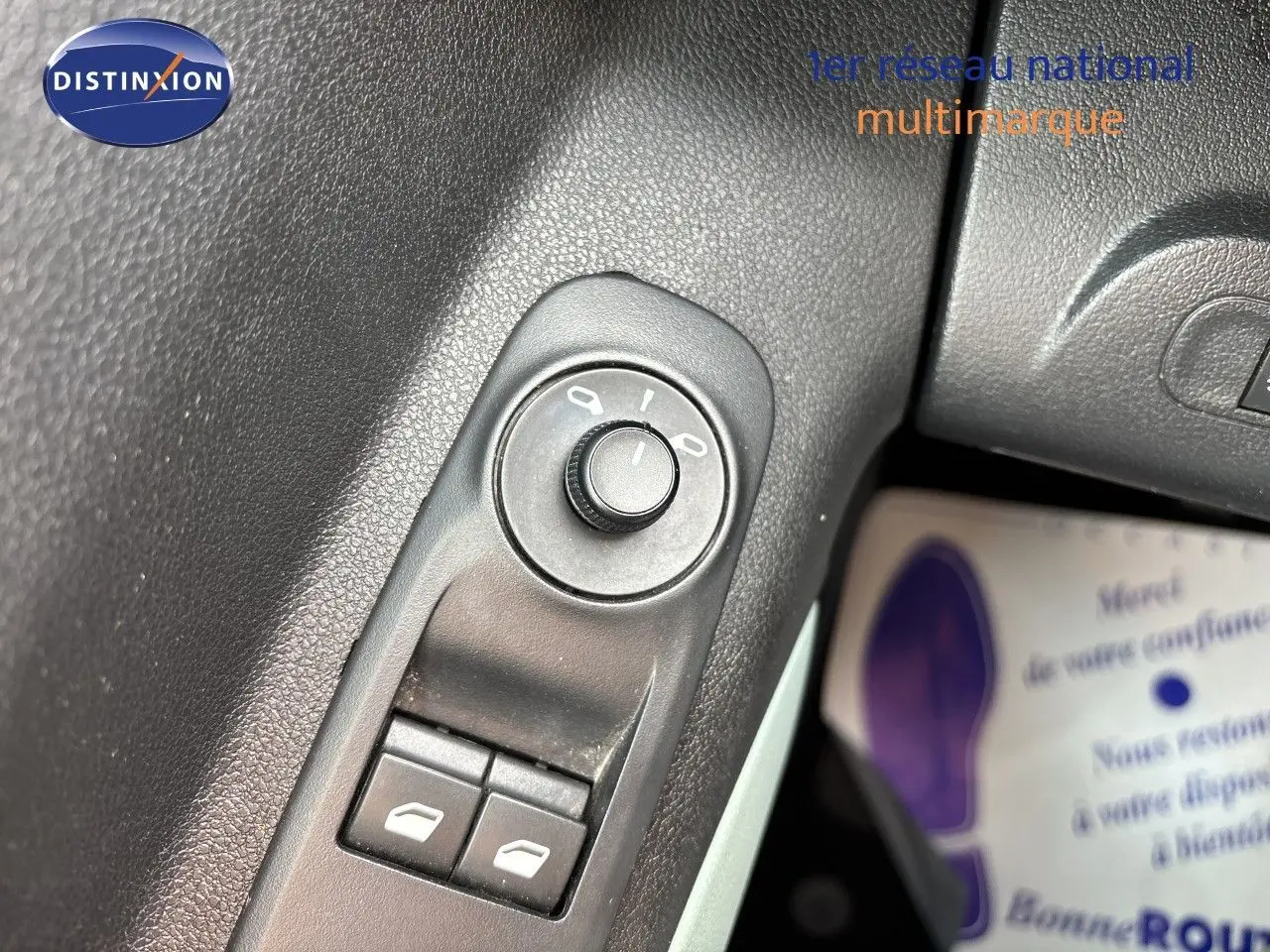 Détail des commandes de réglage des rétroviseurs et des vitres électriques côté conducteur du Citroën Berlingo Multispace gris platinium.