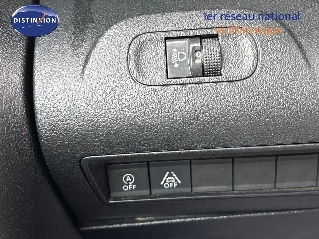Détail intérieur du tableau de bord du Citroën Berlingo Multispace 2019, montrant les commandes de réglage des phares et d’assistance à la conduite.