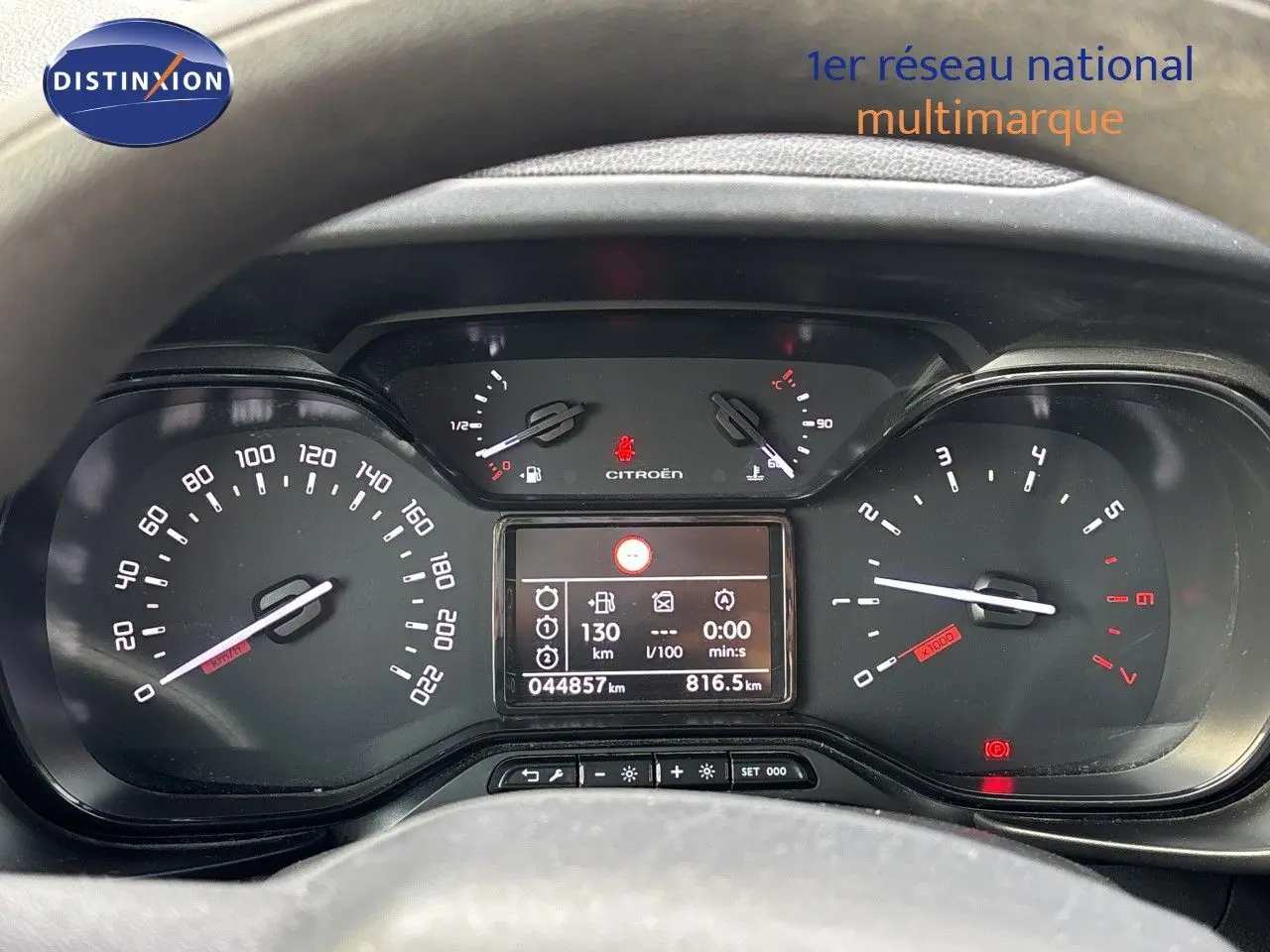 Vue rapprochée du tableau de bord du Citroën Berlingo Multispace 2019, affichage numérique et compteurs analogiques.