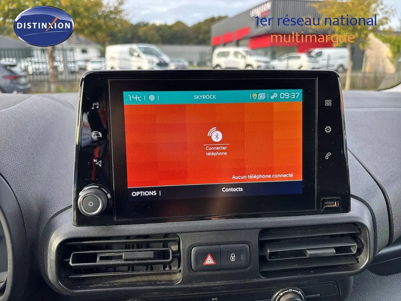 Écran tactile central du tableau de bord du Citroën Berlingo Multispace 2019, avec interface connectée et commandes d’aération.