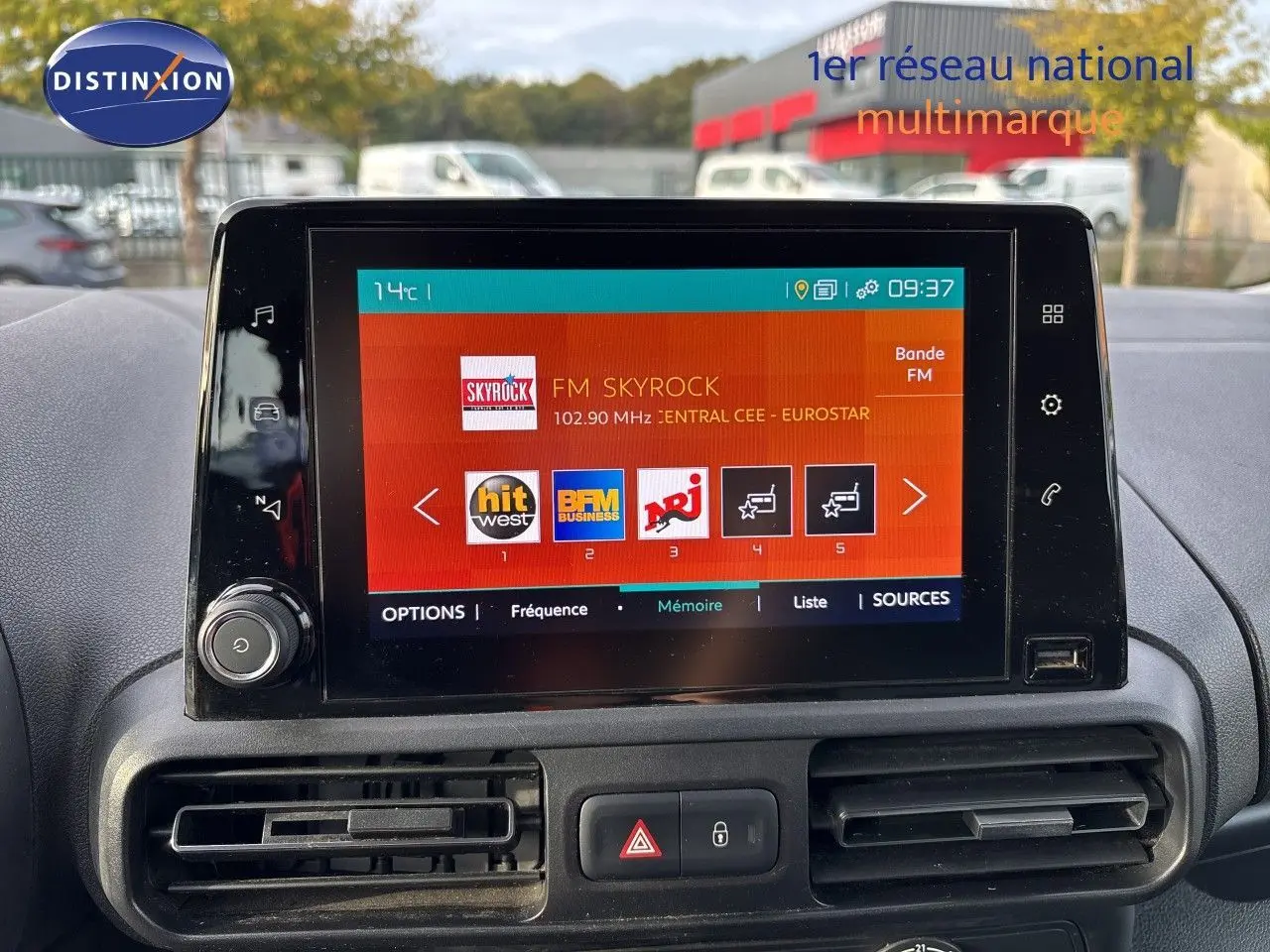 Écran tactile central du tableau de bord du Citroën Berlingo Multispace 2019 affichant les stations radio FM.
